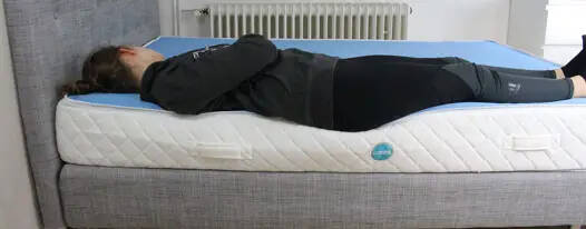 Probeschläferin auf dem Rücken DIE MATRATZE von Weltbett